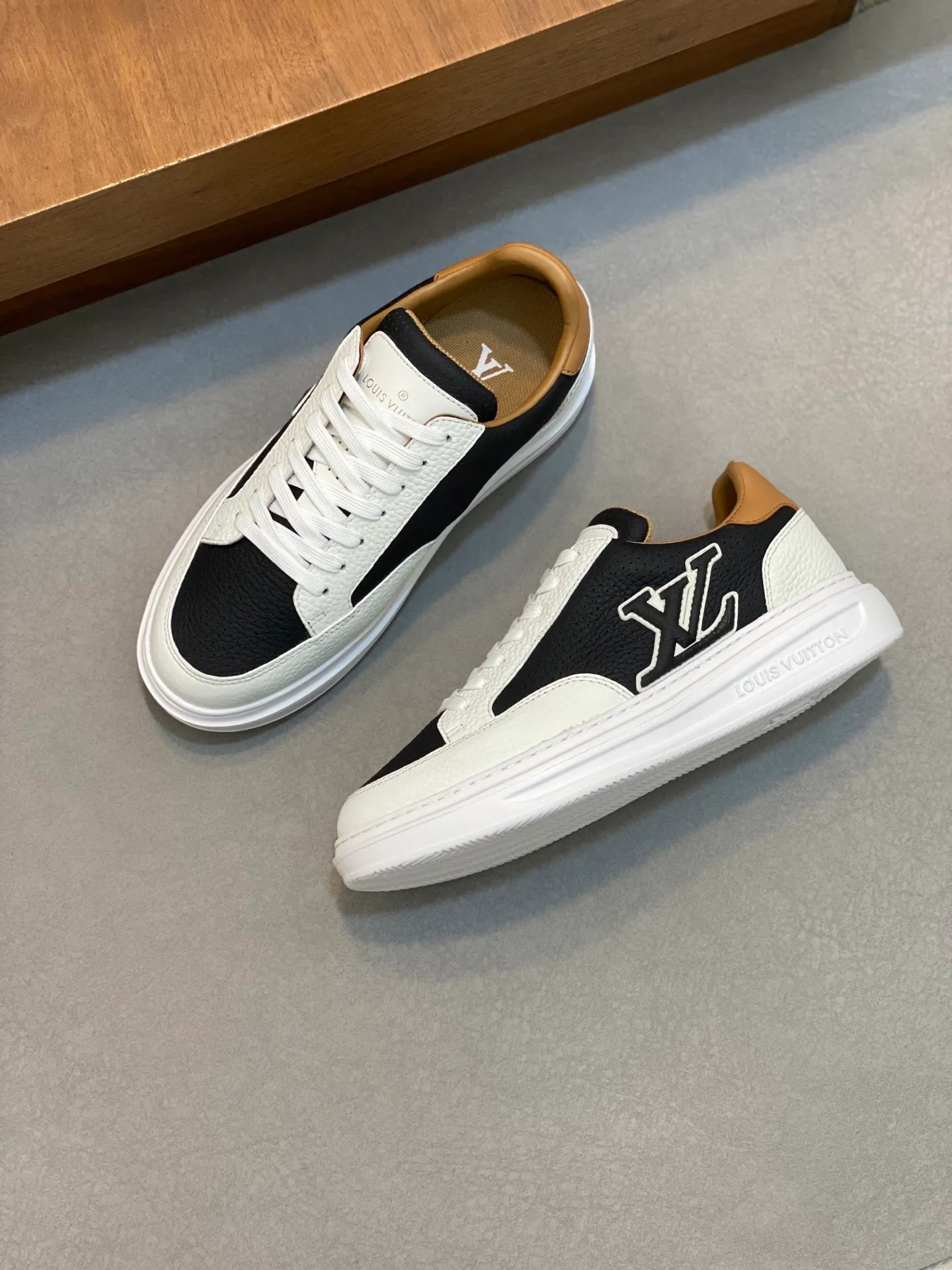 Factory Price: 400💰LV🔍Top Purchasing Agency🇮🇹 Lu Street Boy’s popular sports shoes counter synchronized, uppers imported from Italy cowhide fabric, high-quality complex splicing crafts, imported water-dyed cowhide lining cowhide feet Sole: Original sole provided by the original factory, T men's men's shoes 💰U exclusive movable molded sole, super comfortable, original factory follow-up goods, 🔍🔍high quality, can be entered and exited the counter at will, welcome to compare, code number 39-44 (order 38 45)